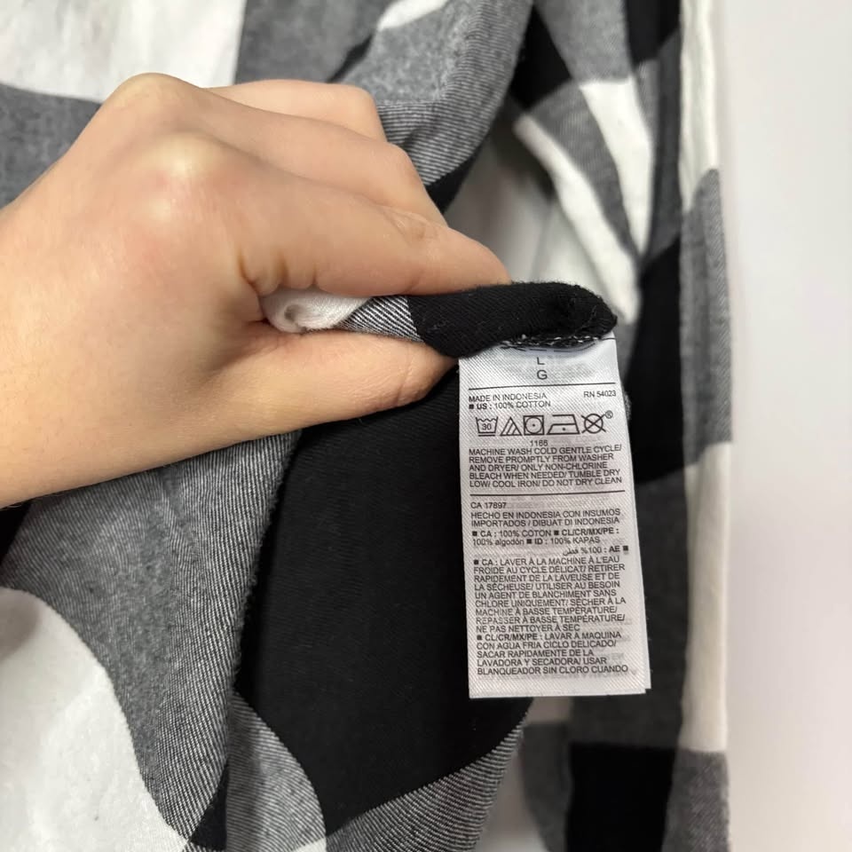 Women’s Old Navy White & Black buffalo Plaid Button Down - photo 3