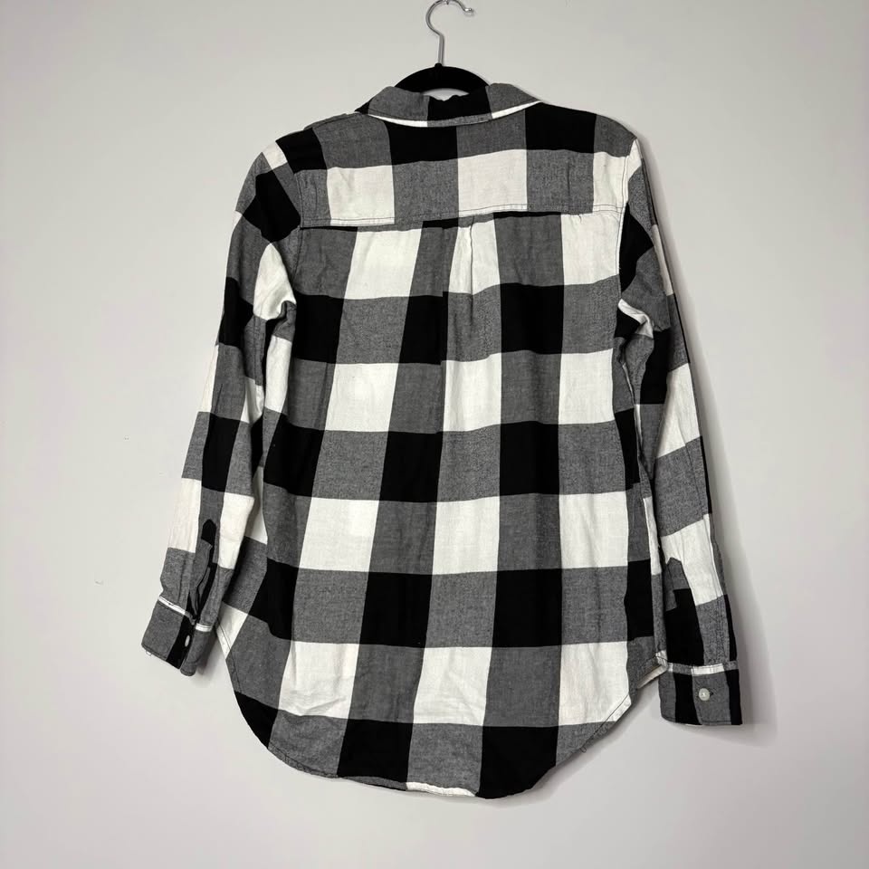 Women’s Old Navy White & Black buffalo Plaid Button Down - photo 4