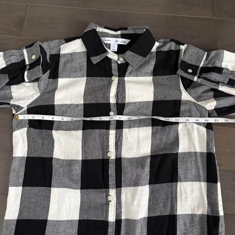 Women’s Old Navy White & Black buffalo Plaid Button Down - photo 5
