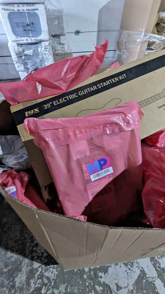 Liquidation Gaylord Box – Guitar Starter Kits + Mixed