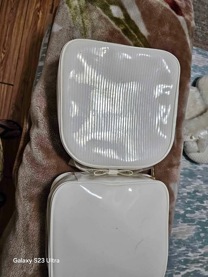 Estee lauder makeup cases 15$ each or all 3 for 30$ with ffree c