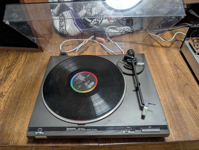 Two Technics turntables SL-Q200 and SL-BD2