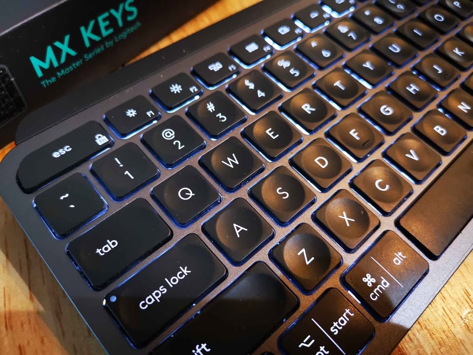 Logitech MX keys Keyboard switch between 3 devices