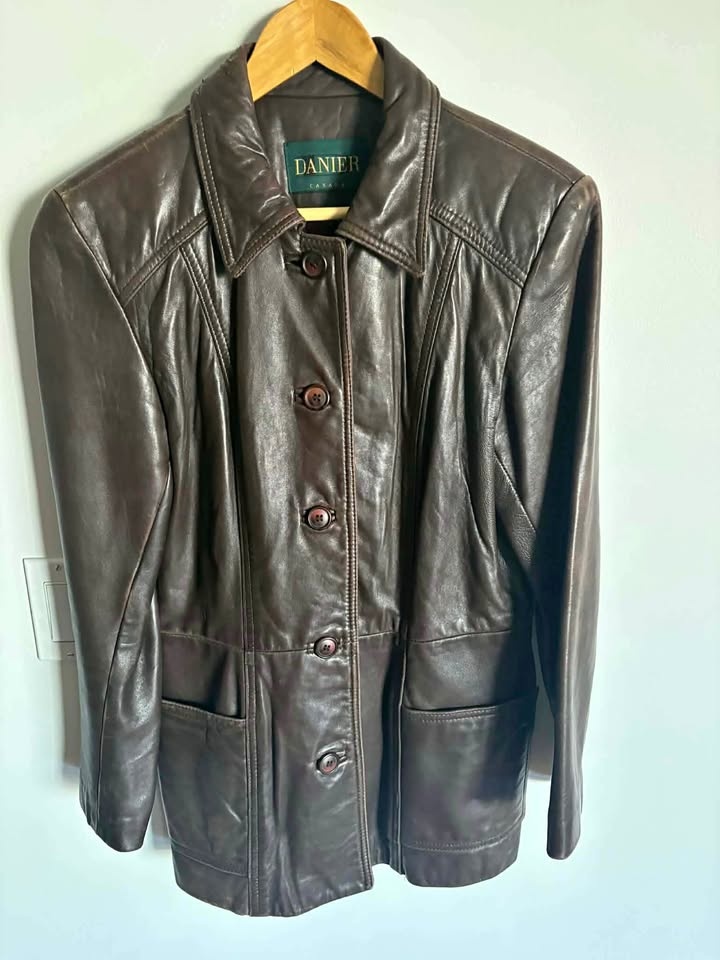 Danier leather coat size XL Has damage see photo