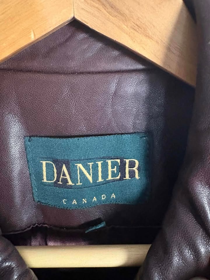 Danier leather coat size XL Has damage see photo - photo 2