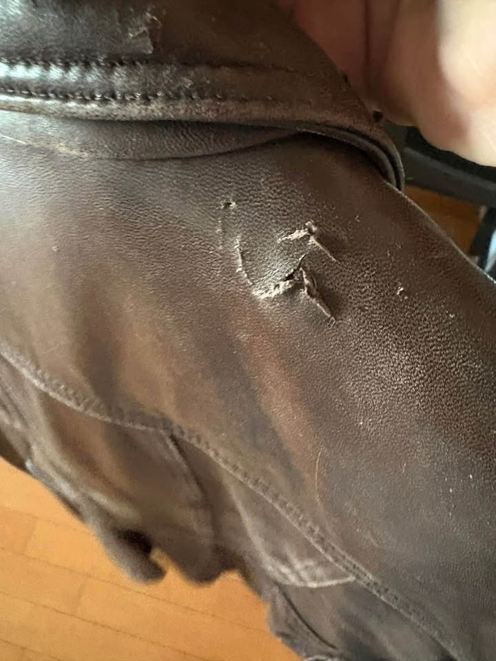 Danier leather coat size XL Has damage see photo - photo 4