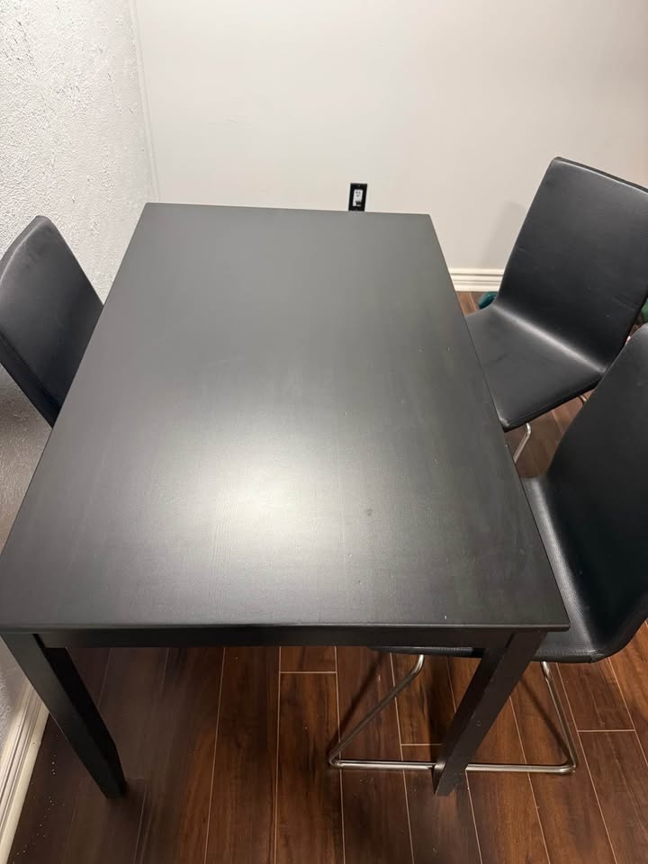 Coffee/Dining table with 3 chairs and table mats included - photo 2