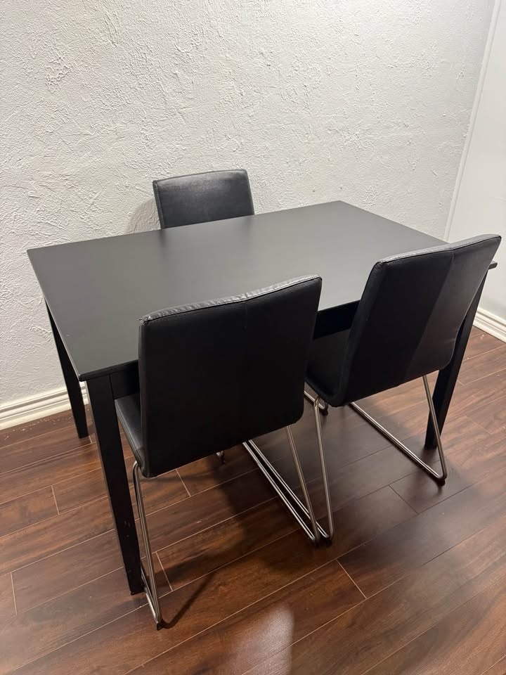Coffee/Dining table with 3 chairs and table mats included - photo 3