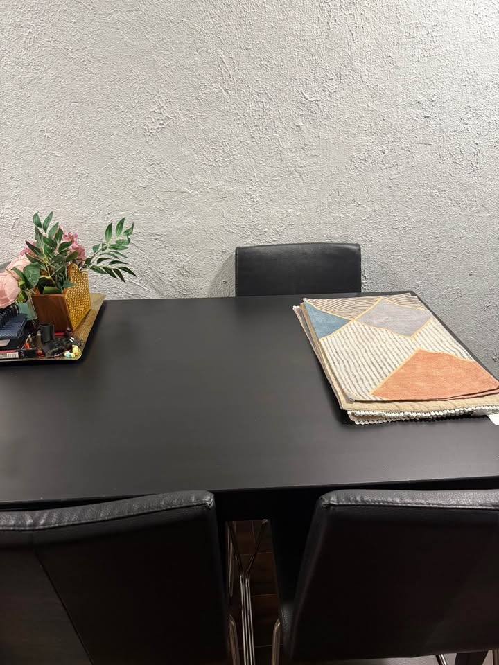 Coffee/Dining table with 3 chairs and table mats included - photo 4
