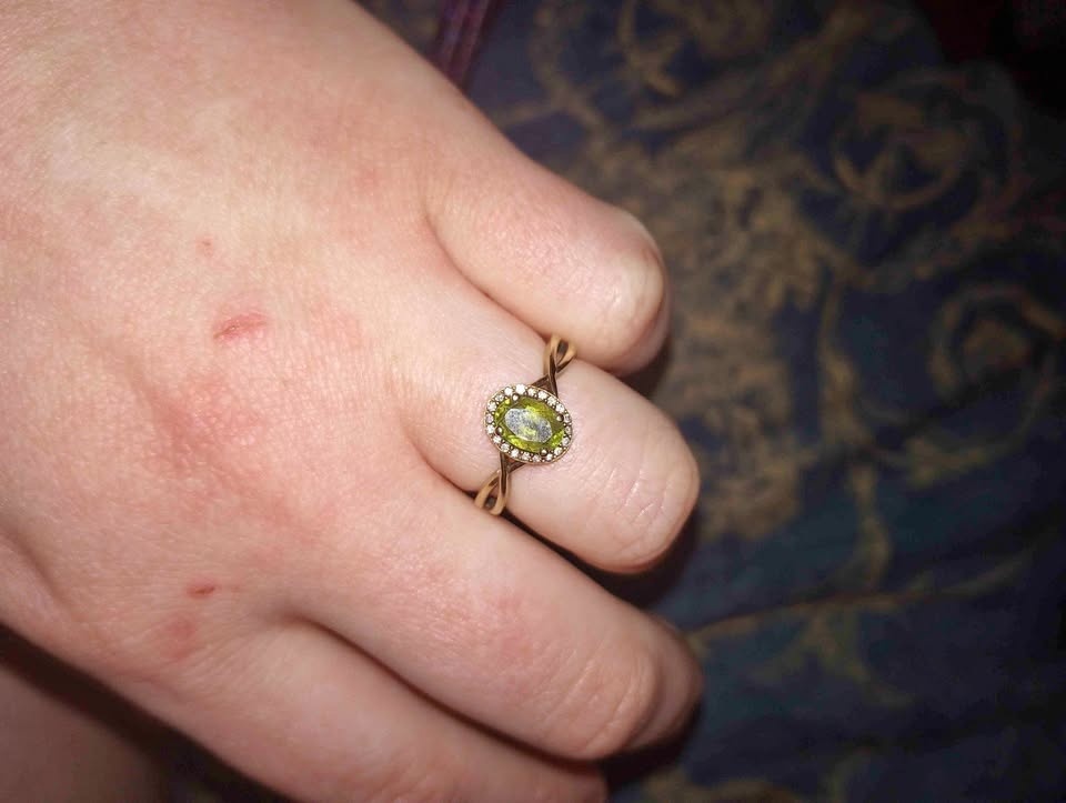 10k yellow gold ring with peridot stone and diamond frame size 7