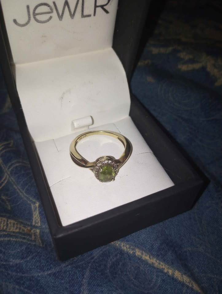 10k yellow gold ring with peridot stone and diamond frame size 7 - photo 2