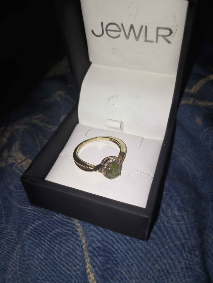 10k yellow gold ring with peridot stone and diamond frame size 7 - photo 3