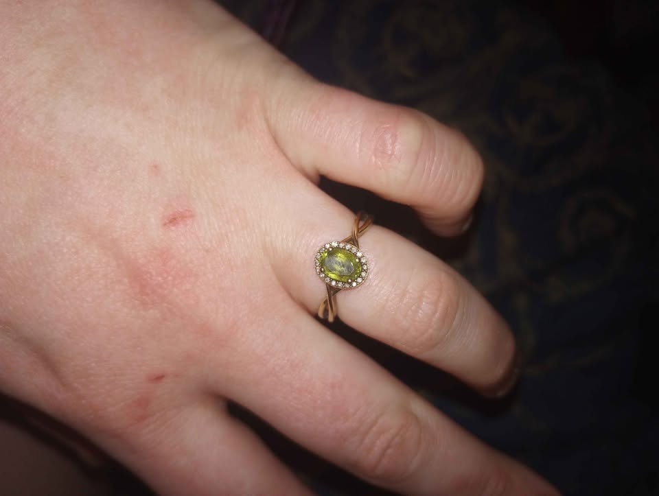 10k yellow gold ring with peridot stone and diamond frame size 7 - photo 4