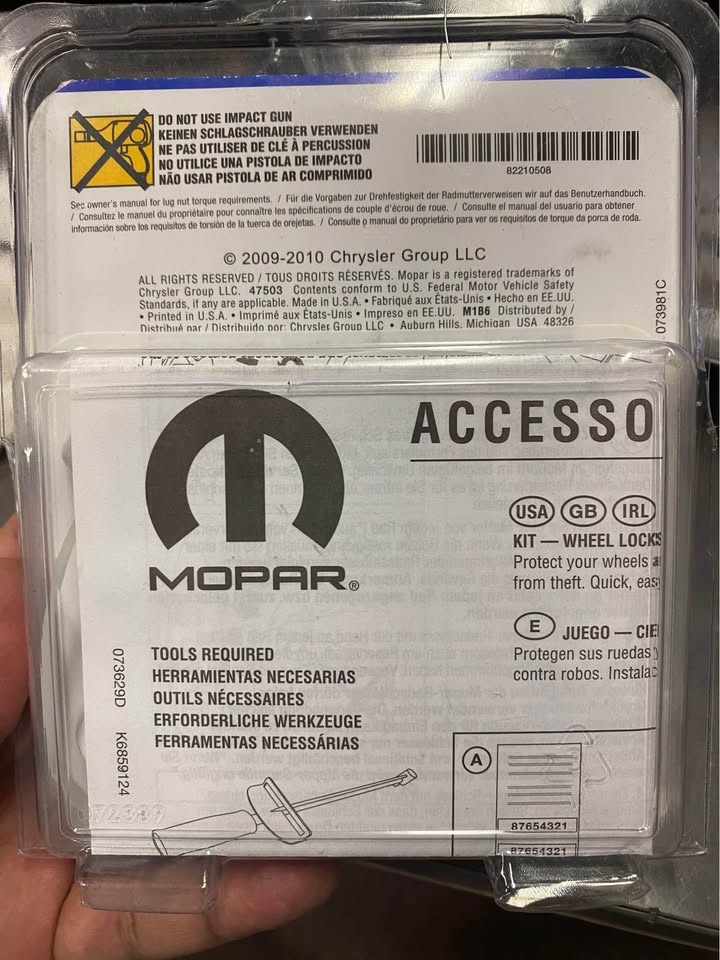 Mopar Chrysler Wheel Lug Nuts Plus A Locking Key - photo 2