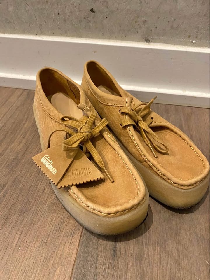 CLARKS - Sz WM’s 9 - Wallabe Tan Nubuck Shoes (Mid Rise)