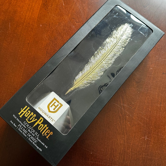 Harry Potter Hogwarts Gold Quill Pen