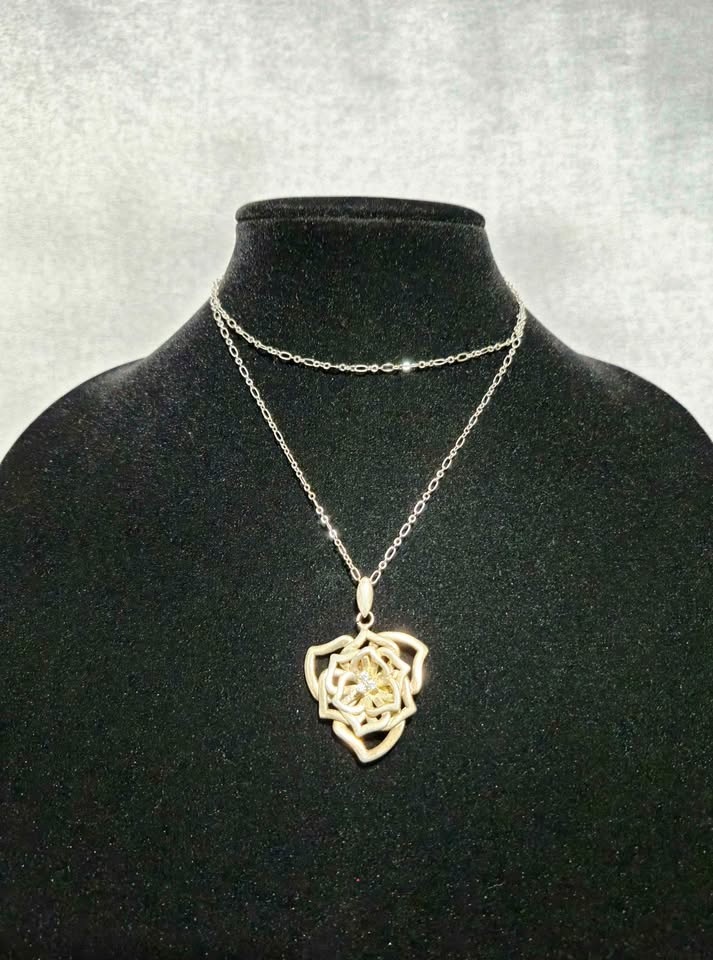 Camelia Flower With Stone Pendant Necklace $30 - photo 3