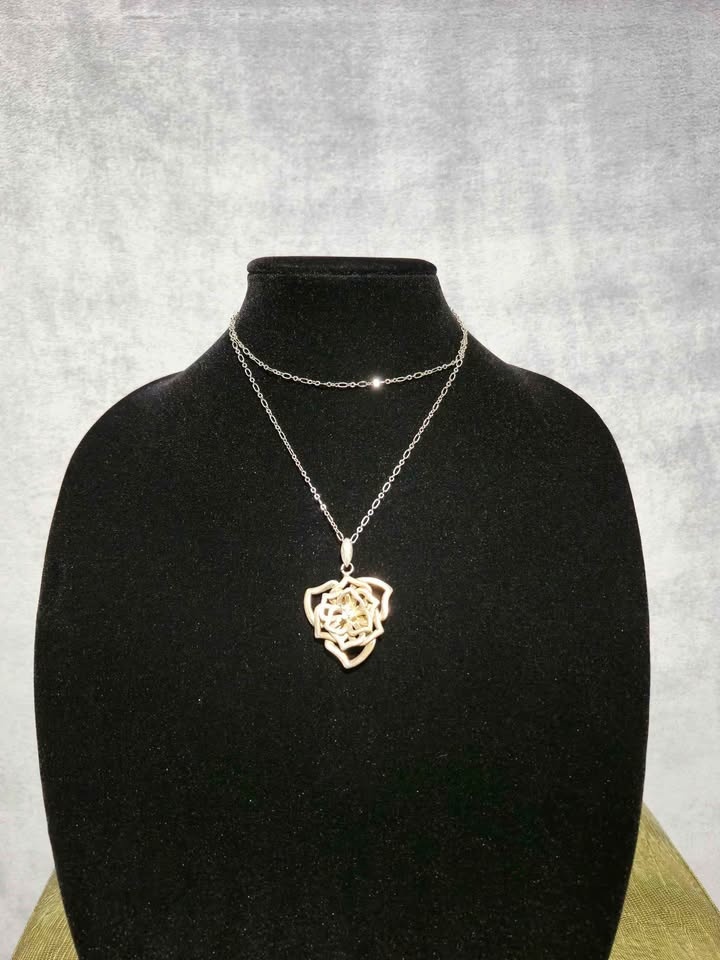 Camelia Flower With Stone Pendant Necklace $30 - photo 4