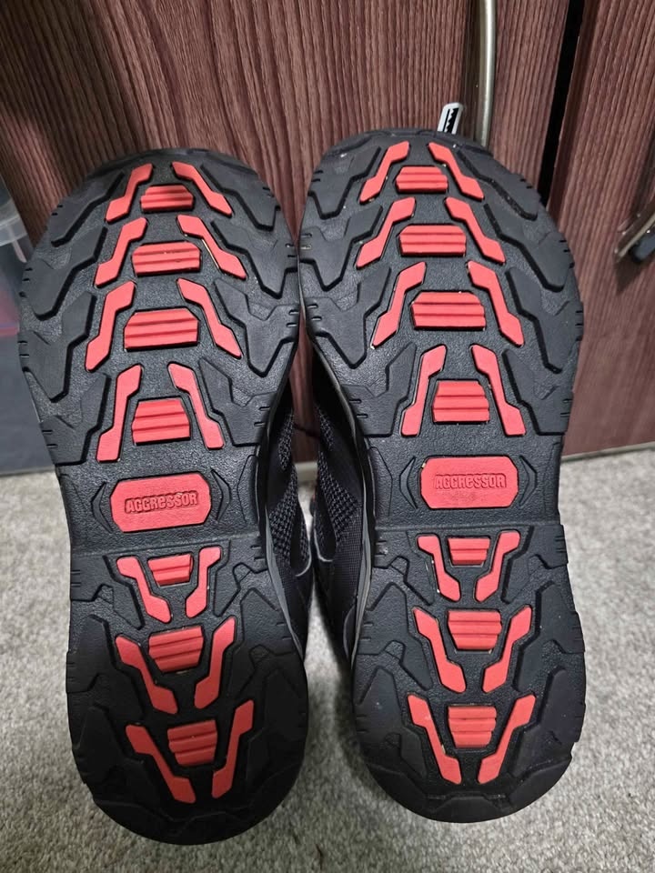 Aggressor Safety Shoes (size 8.5)