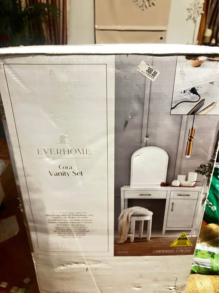 Everhome Cora Vanity Set - new in box