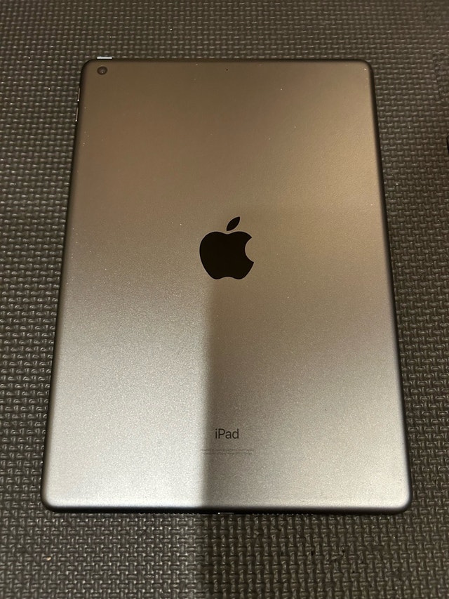 iPad 9th gen. + case/charger - photo 2