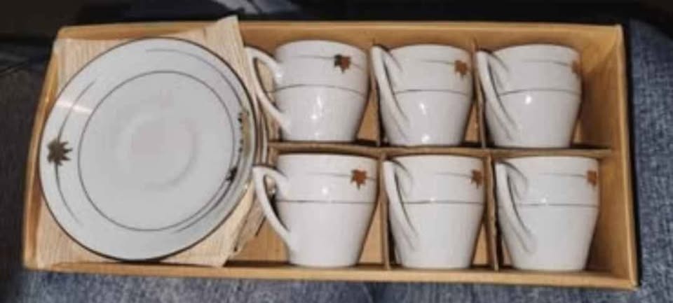 Tea cups & saucer gold trimming collectors item - photo 3