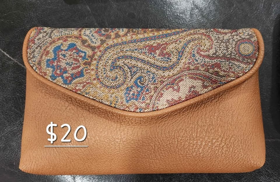 3 Different Styled Hand Held Wallets please read - photo 4