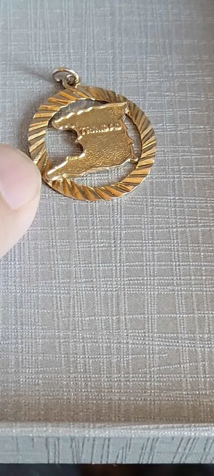 10k gold Trinidad 🇹🇹 pendant image indicator(3)