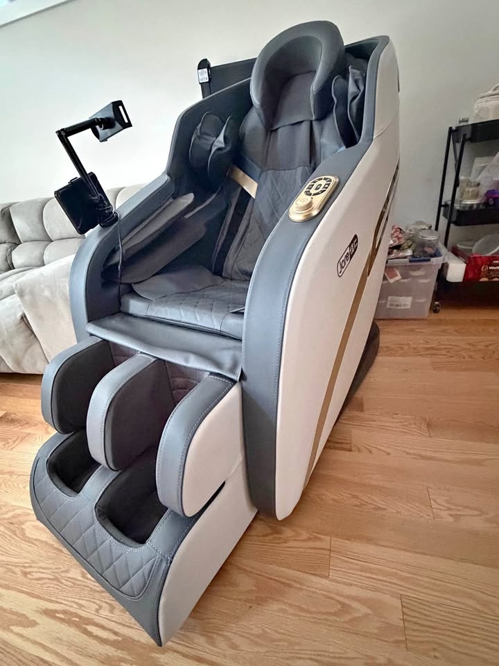 BNIB Massage Chair – Zero Gravity | Heat | Bluetooth