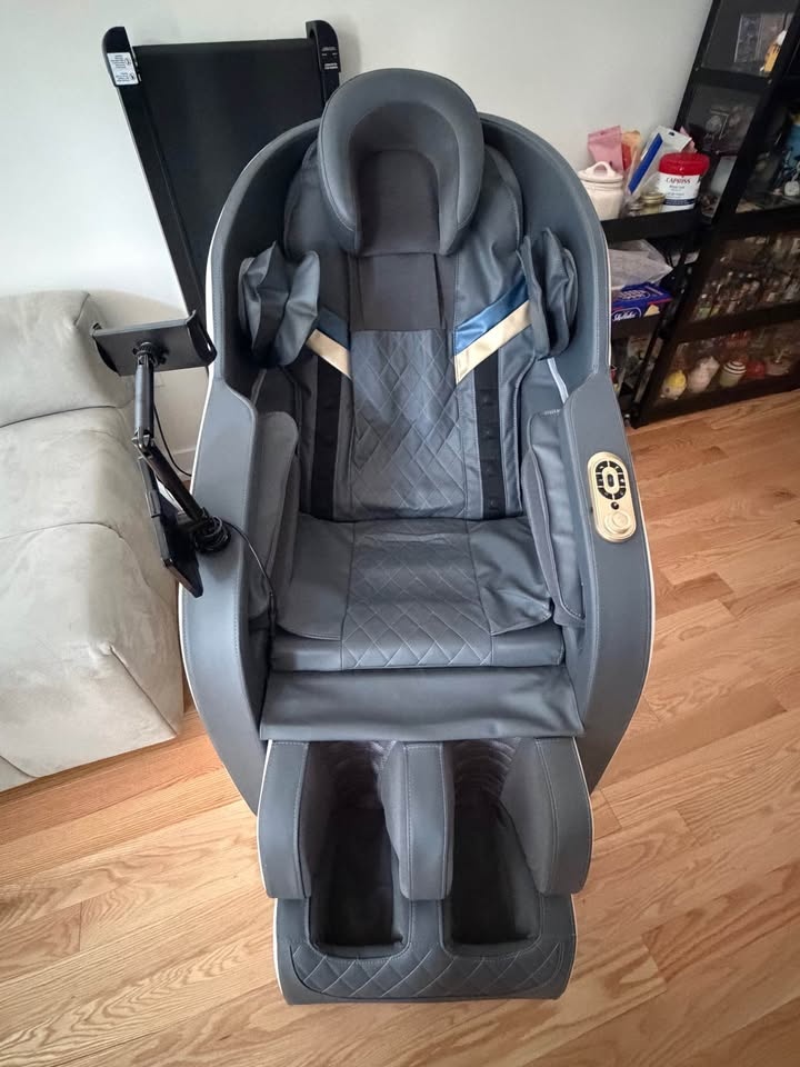 BNIB Massage Chair – Zero Gravity | Heat | Bluetooth - photo 3
