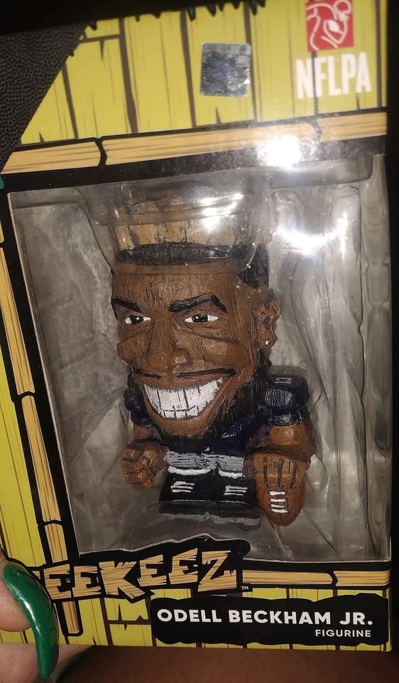 Eekeez Beckham Jr carved figurine - photo 3