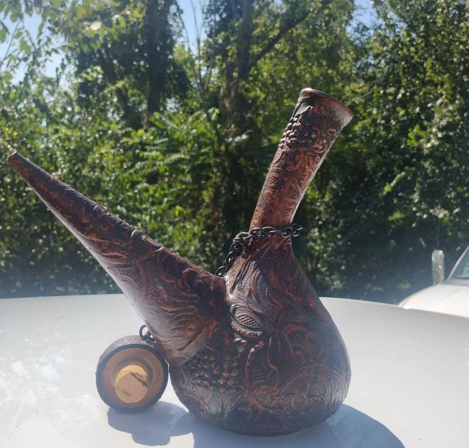 Embossed leather wrapped glass wine decanter - photo 2