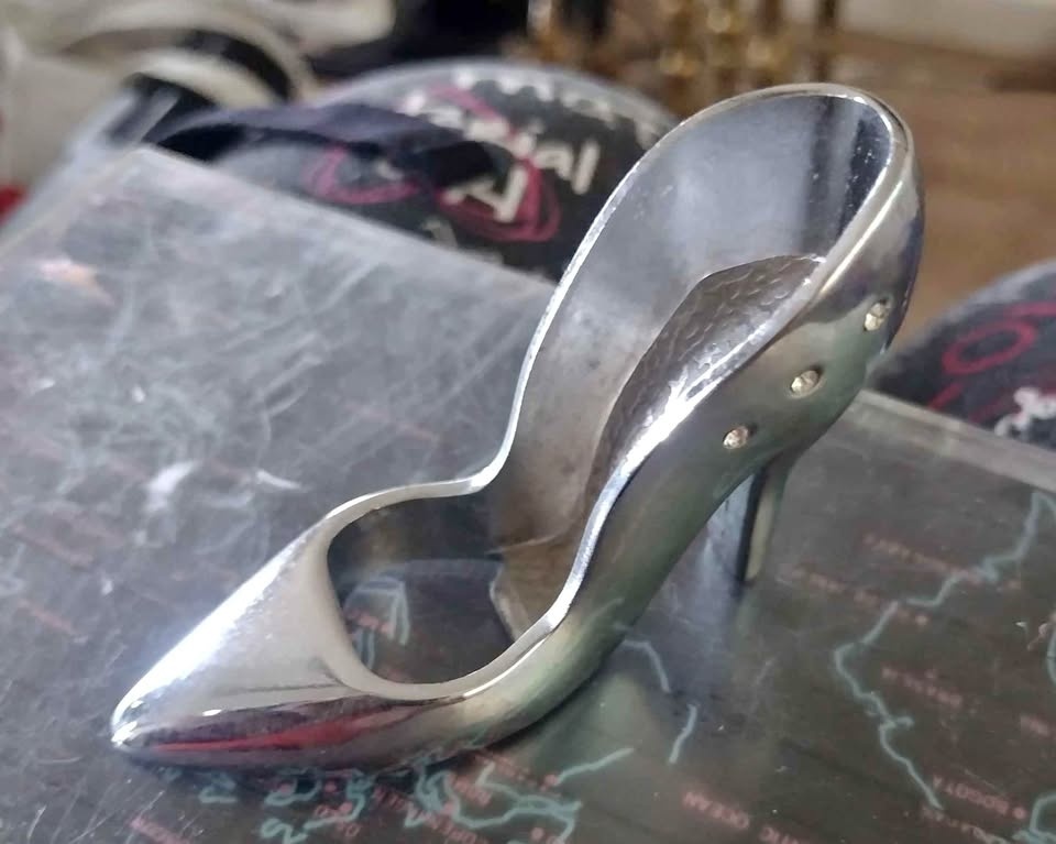 "Pop off" in style (Bottle openers)
