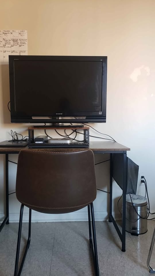 Sleek Work desk, Leather Chair, and more in Fire Sale! - photo 2