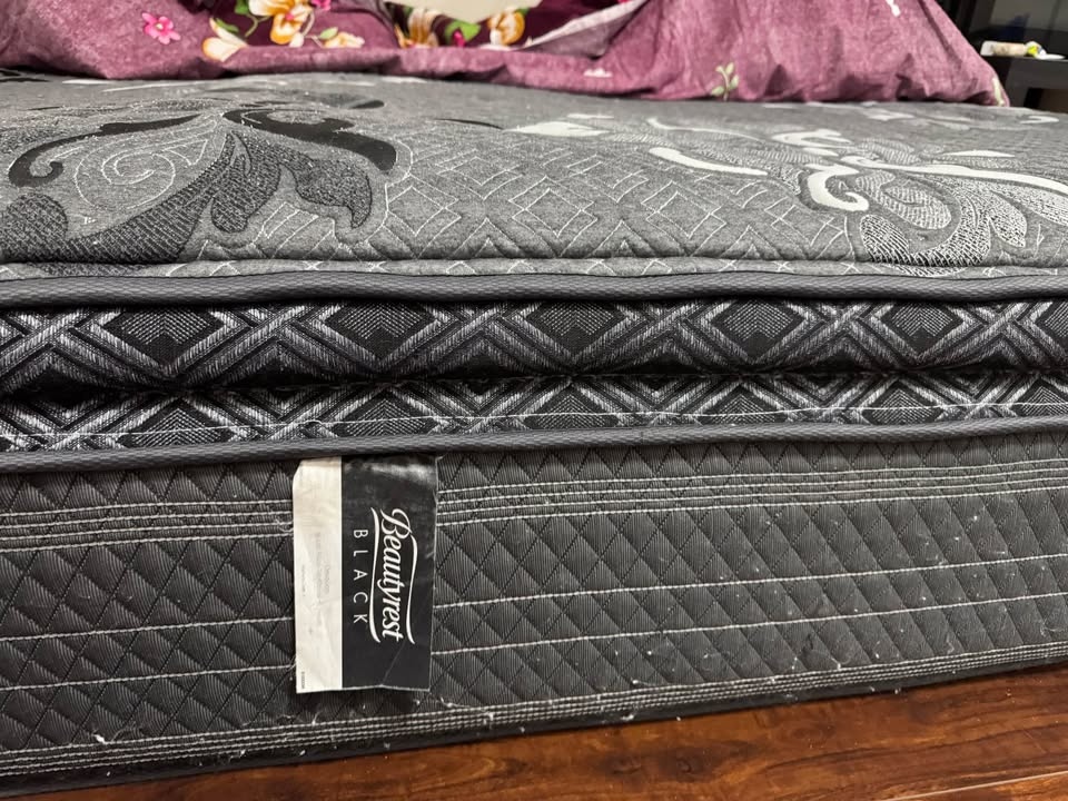 Queen size pillow top mattress - photo 2