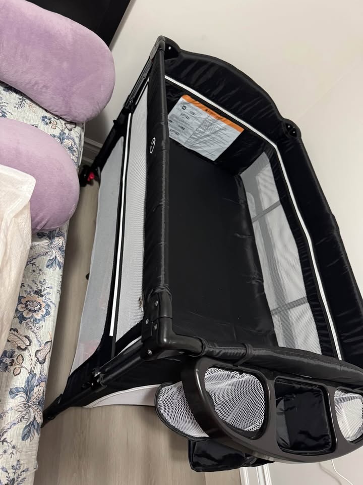 5-in-1 Baby Bassinet / Bedside Sleeper – Like New! - photo 2
