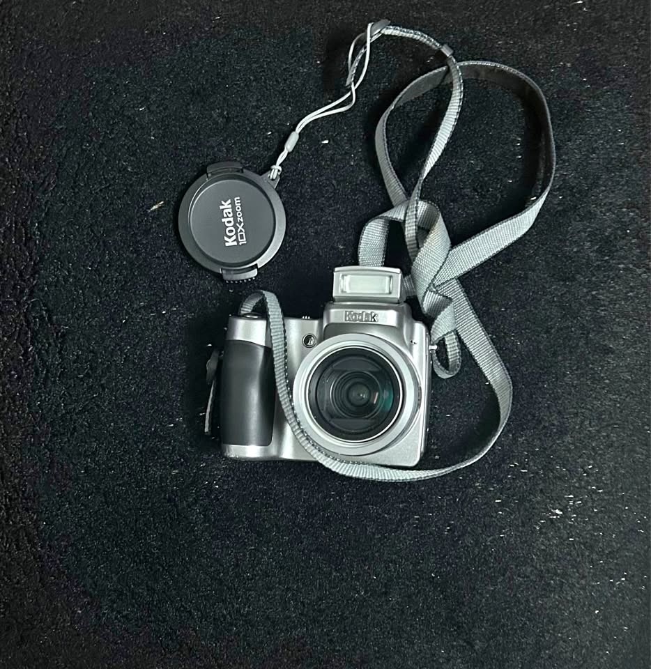 AESTHETIC 2000s Camera (Kodak z710)