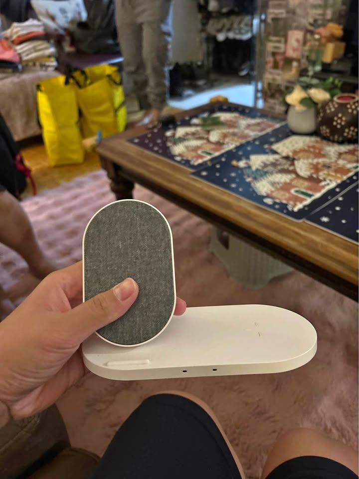 Wireless Charger. Output: 2x5 Watts, 7.5 Watts, and 10 watts