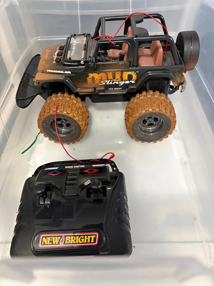 Mud Slinger Jeep Wrangler RC w/ batteries