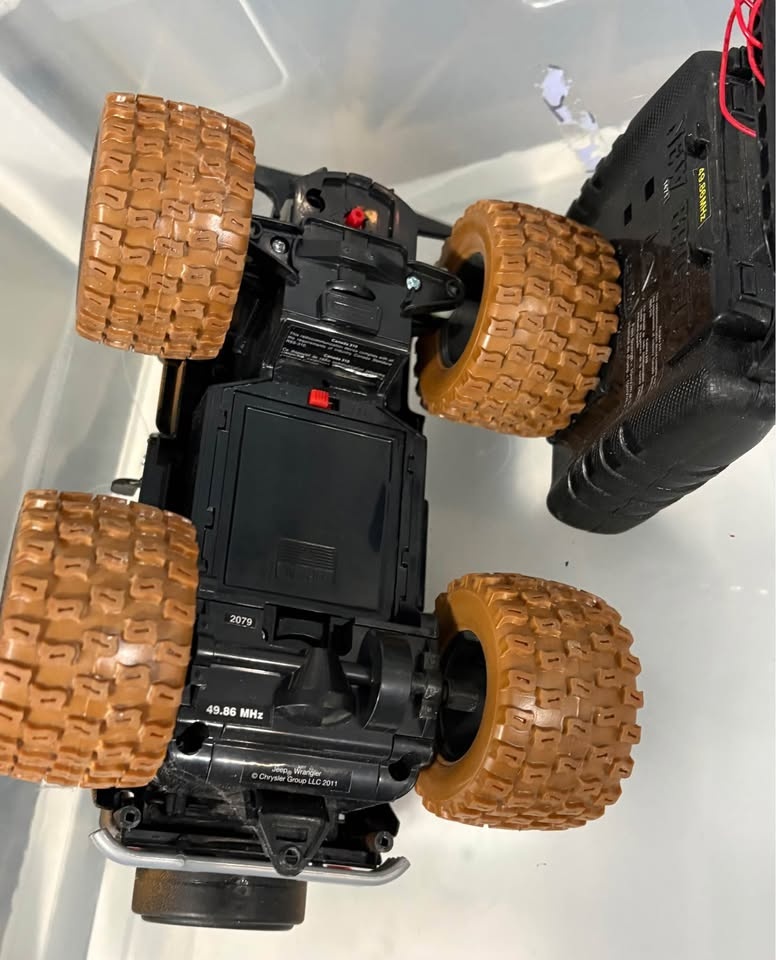 Mud Slinger Jeep Wrangler RC w/ batteries - photo 2