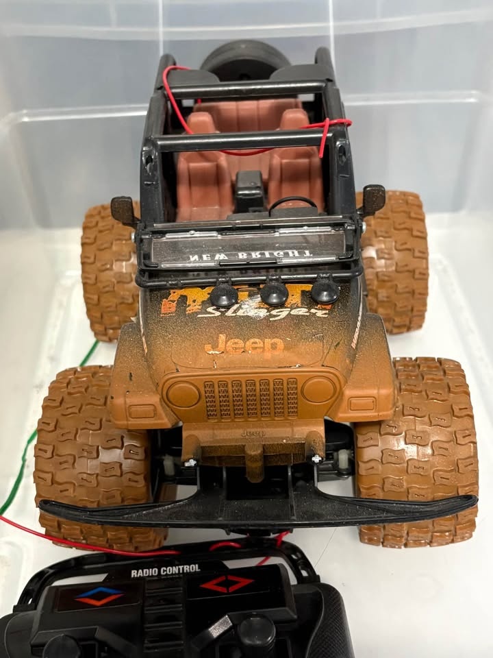 Mud Slinger Jeep Wrangler RC w/ batteries - photo 5