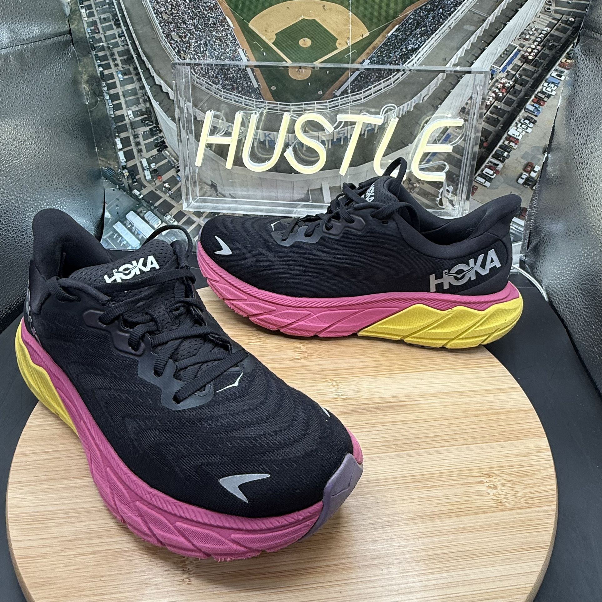 Hoka One One Arahi 6 Running Shoes Women’s Black/Pink Yarrow Sz