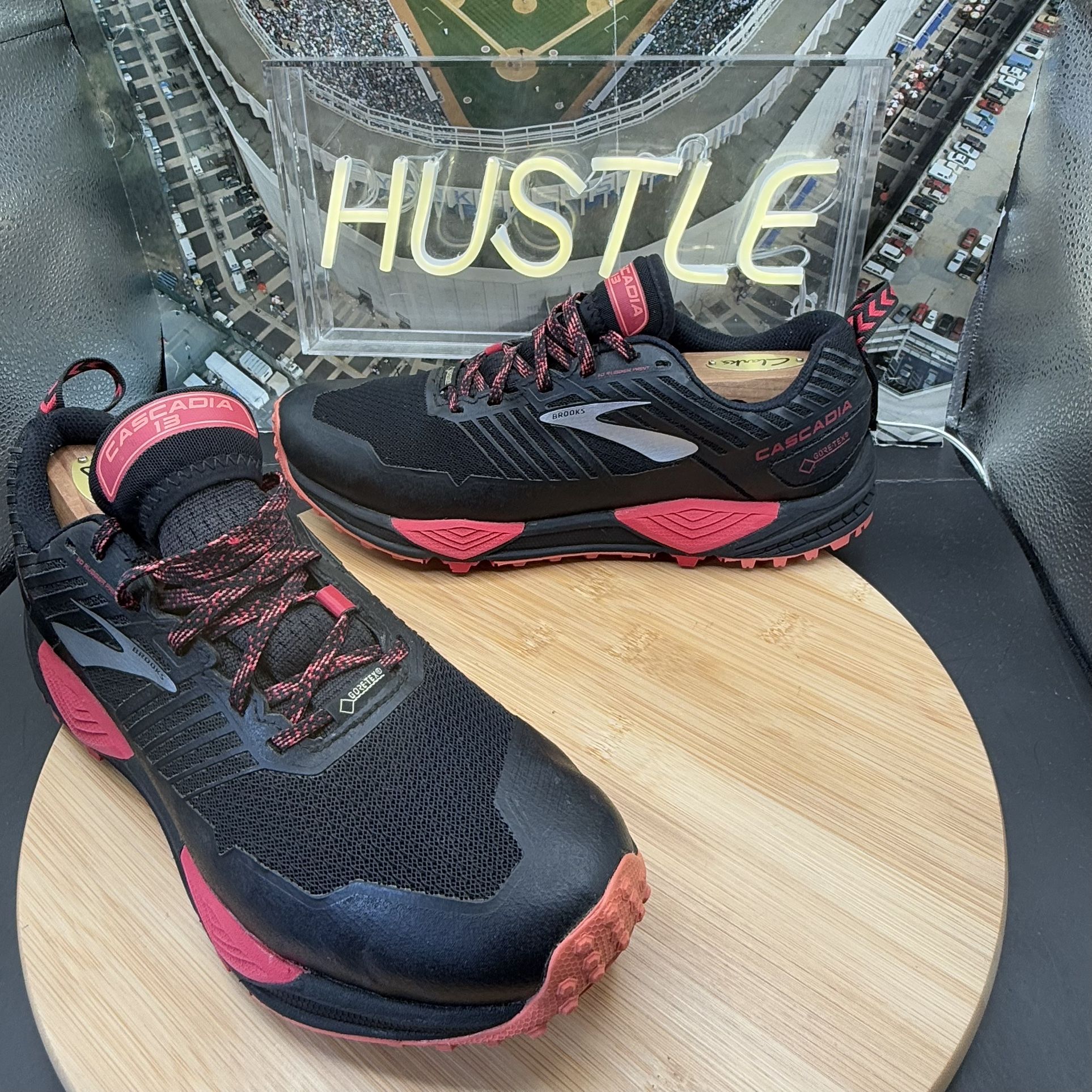 Brooks Cascadia 13 GTX Womens Trail Running Shoes Black/Red Sz 9