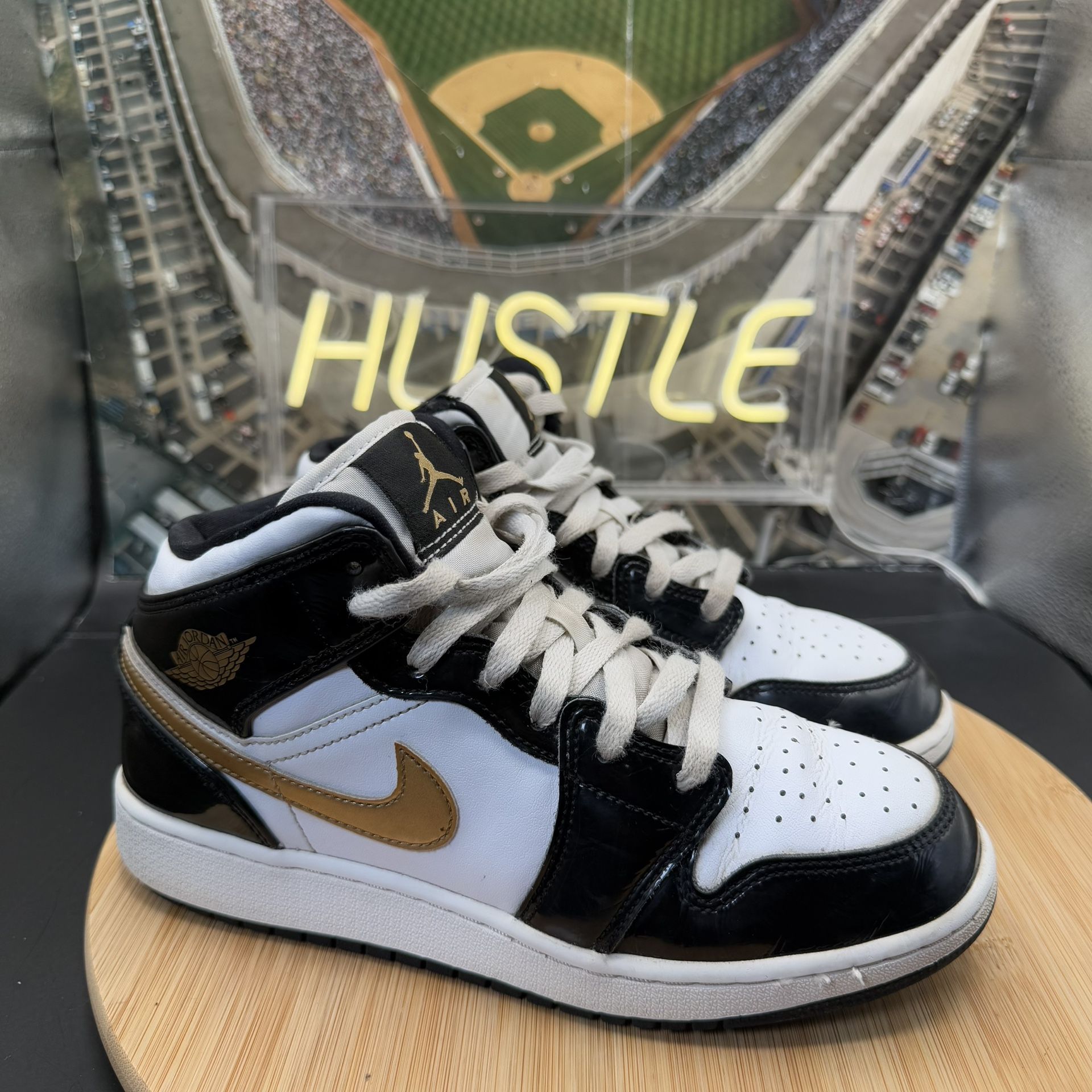 Nike Air Jordan 1 Mid SE (GS) Size 6Y Black White Gold Patent - photo 2
