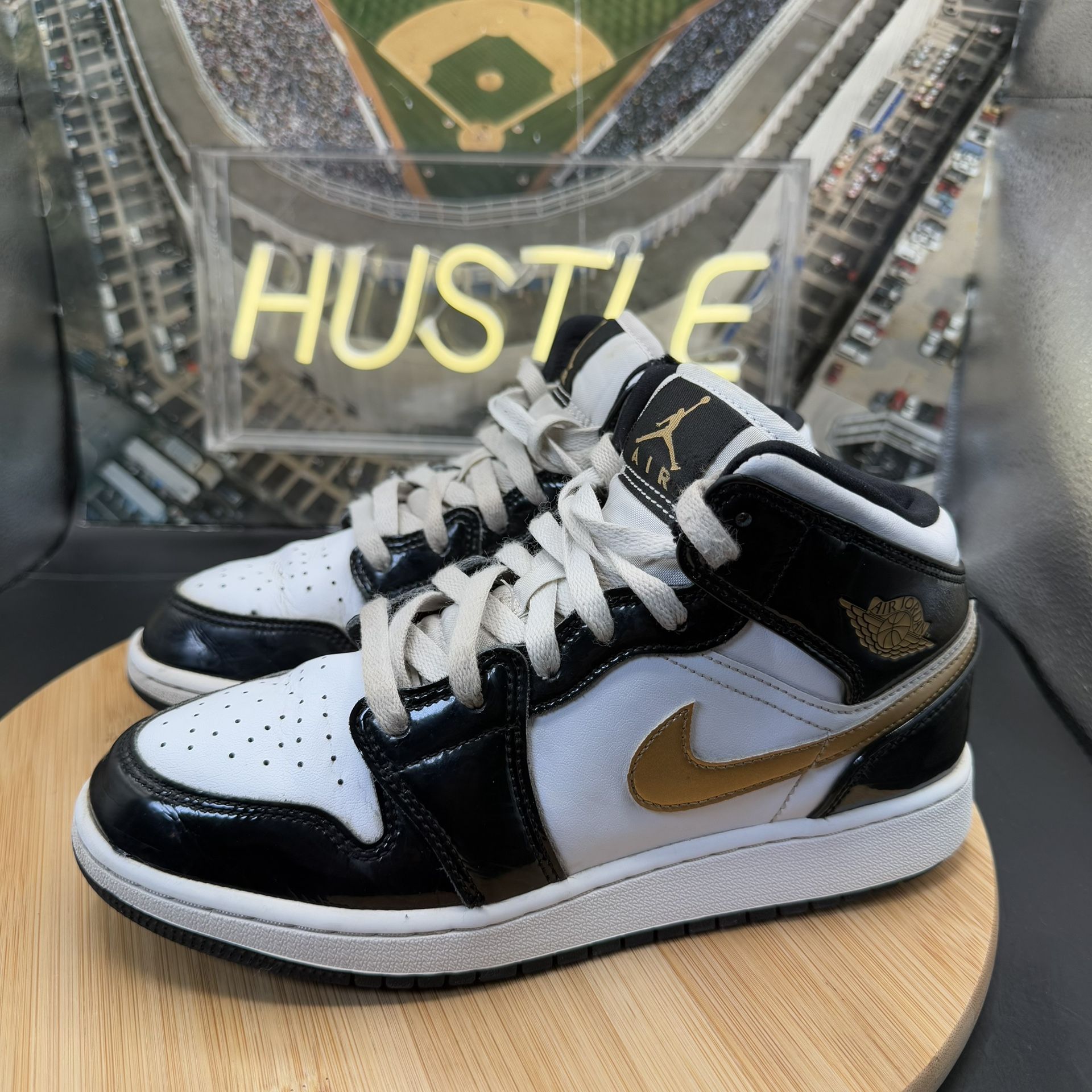 Nike Air Jordan 1 Mid SE (GS) Size 6Y Black White Gold Patent - photo 3