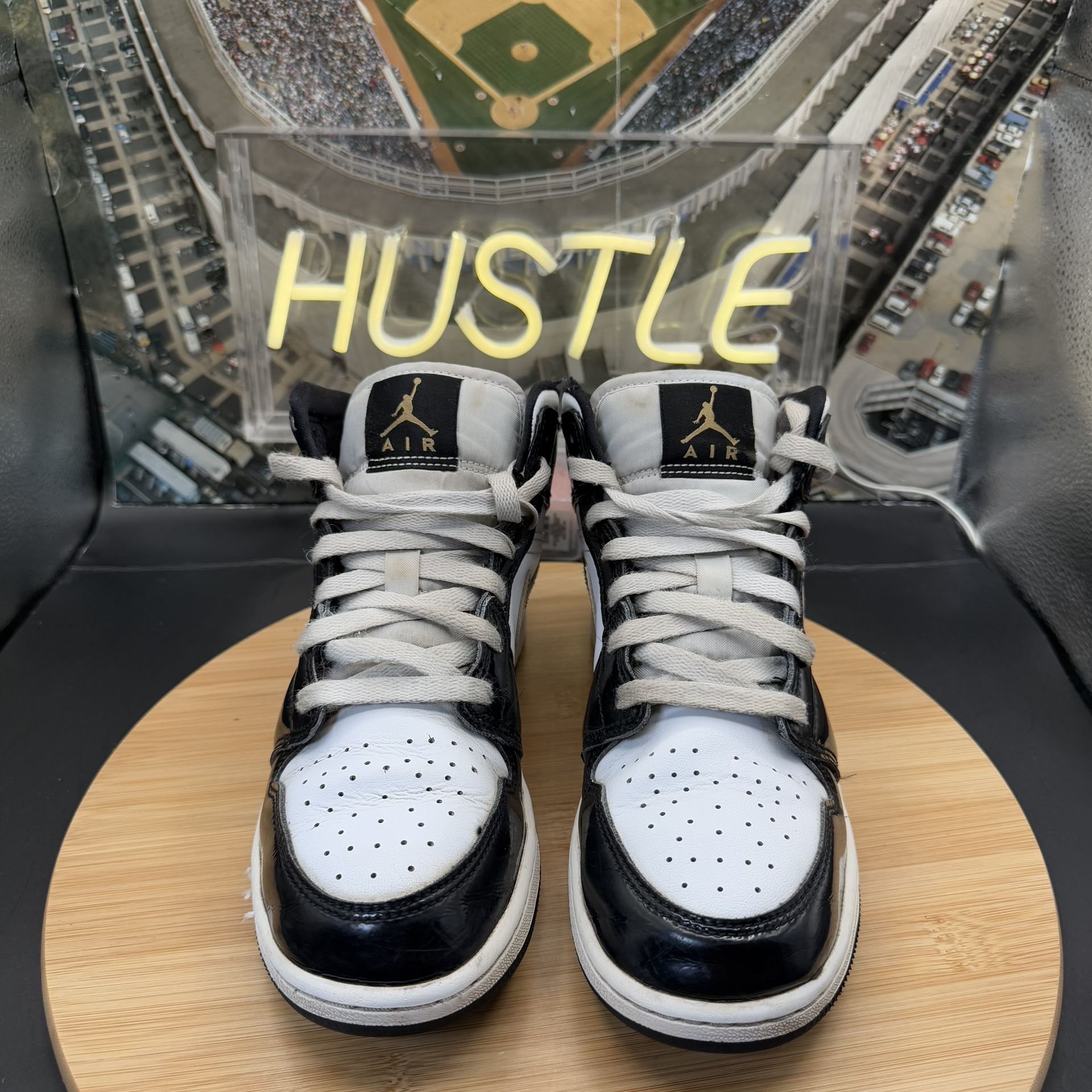 Nike Air Jordan 1 Mid SE (GS) Size 6Y Black White Gold Patent - photo 4