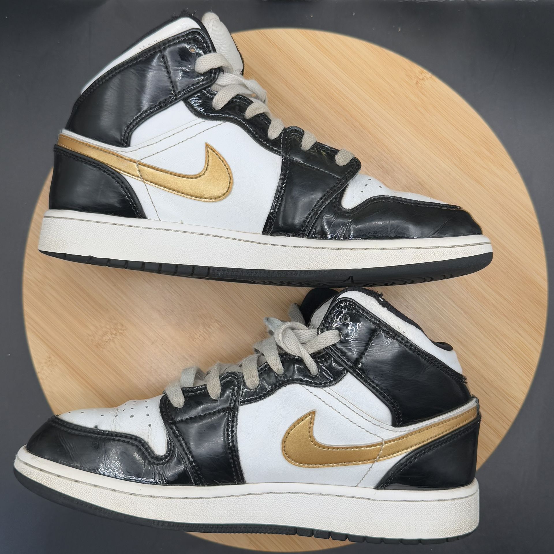 Nike Air Jordan 1 Mid SE (GS) Size 6Y Black White Gold Patent - photo 5