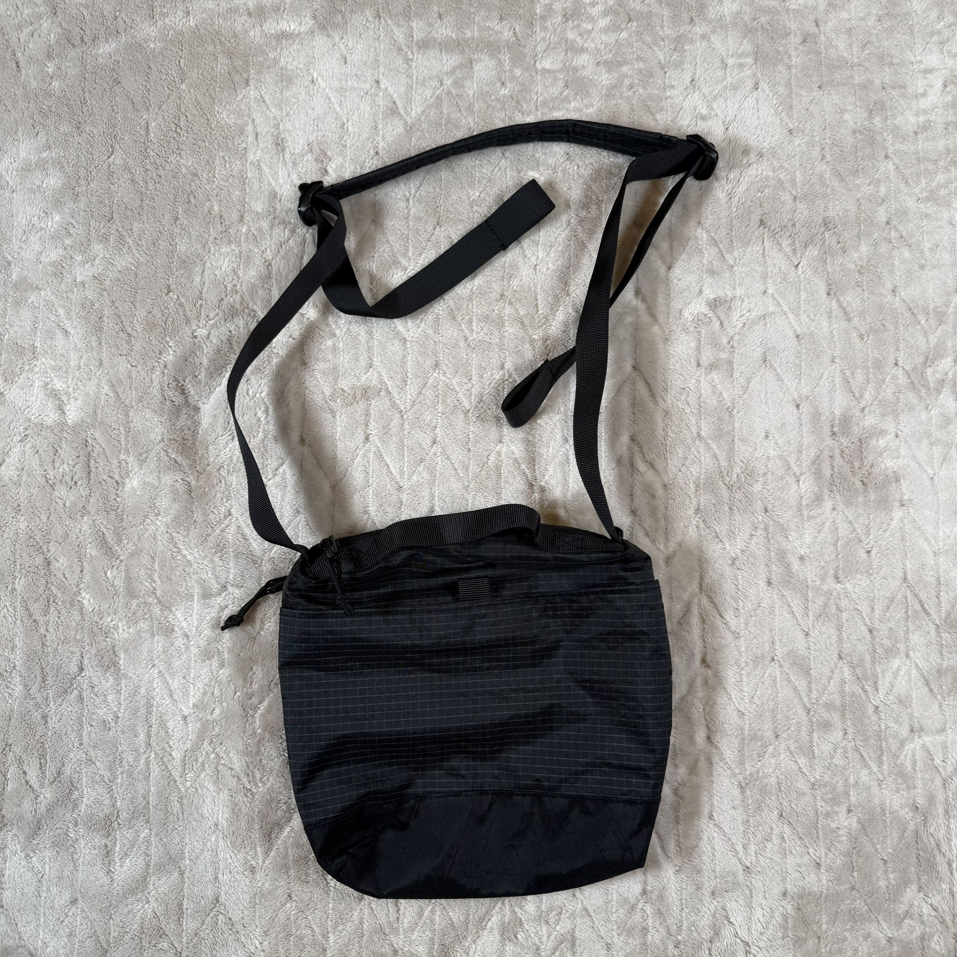 Supreme Logo Shoulder Bag Black (FW23) US 4L Water Resistant - photo 2