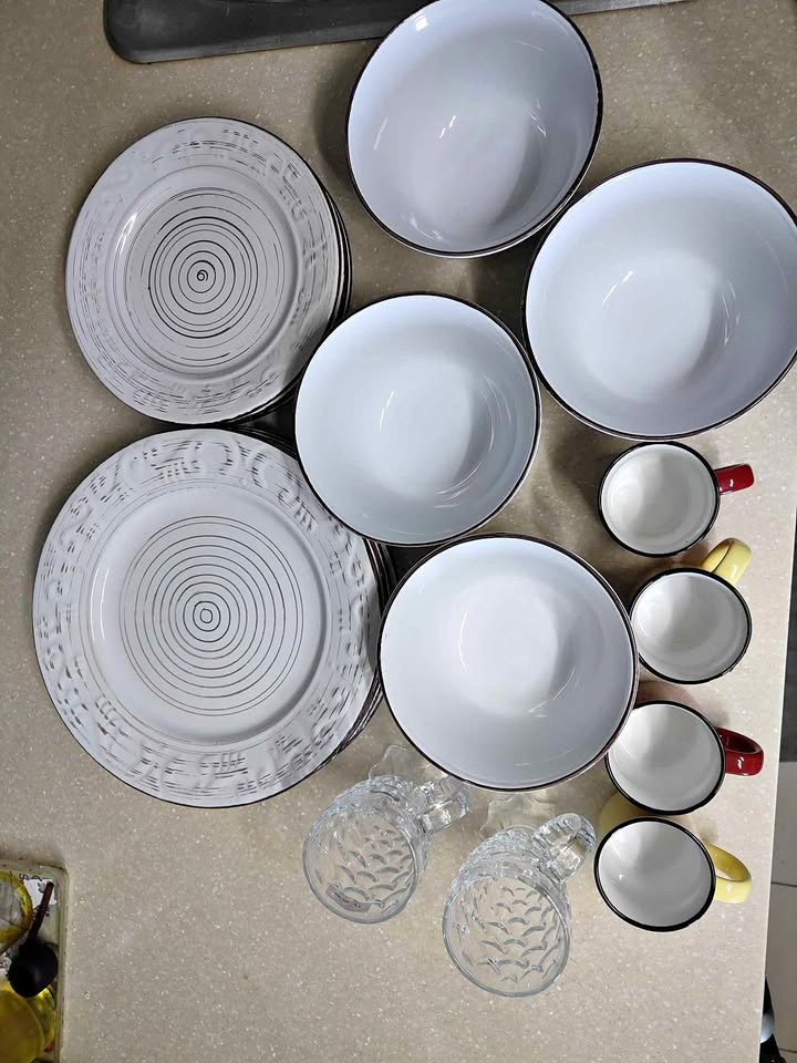Moving Sale – Dinnerware Set (Like New)