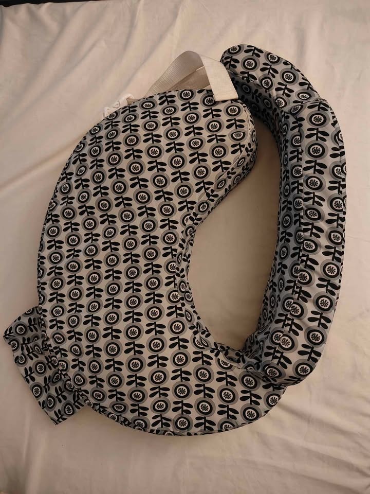 Moving Sale - Baby Feeding Pillow - photo 2